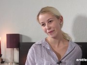 Ersties - Die hübsche Blondine Jenny benutzt einen Vibrator an sich selbst 10/16