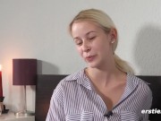 Ersties - Die hübsche Blondine Jenny benutzt einen Vibrator an sich selbst 11/16
