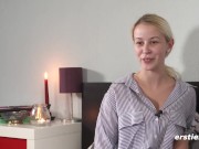 Ersties - Die hübsche Blondine Jenny benutzt einen Vibrator an sich selbst 4/16