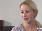 Ersties - Die hübsche Blondine Jenny benutzt einen Vibrator an sich selbst 7/16