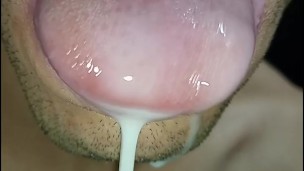 correte en mi boca, juego con tu semen, y me lo trago, primer plano, gay travieso, lengua, sloopy