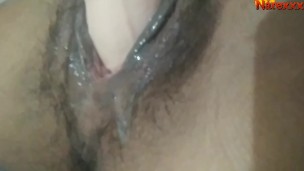 Masturbando rico metiéndome este consolador bien al fondo de mi pequeña panocha y una buena corrida.