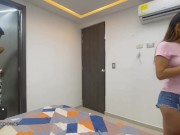 Mi pequeña hermanastra tiene sexo duro conmigo a cambio de usar mi tarjeta de crédito. Me corro rico