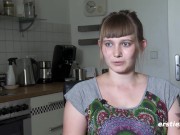 Ersties - Single-Girl Maria masturbiert in der Badewanne 10/16