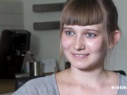 Ersties - Single-Girl Maria masturbiert in der Badewanne 6/16