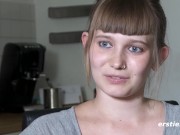 Ersties - Single-Girl Maria masturbiert in der Badewanne 7/16