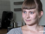 Ersties - Single-Girl Maria masturbiert in der Badewanne 8/16