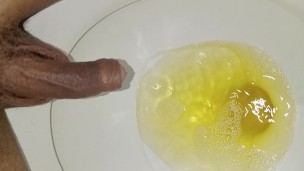 pissing en baño publico, casi me pillan enorme, orina,primer plano, sumiso fetichista