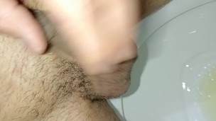 hombre joven desesperado pissing, erección matutina, primer plano