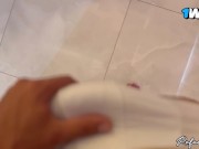 Peguei a gostosa se masturbando no quarto e entrei pra meter gostoso no bucetao da safada 4/16