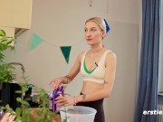 Ersties - Die flexible Skaterin Nattie verwöhnt ihre rasierte Muschi mit einem Vibrator 12/16