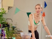 Ersties - Die flexible Skaterin Nattie verwöhnt ihre rasierte Muschi mit einem Vibrator 16/16