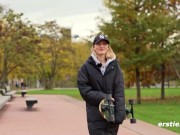 Ersties - Die flexible Skaterin Nattie verwöhnt ihre rasierte Muschi mit einem Vibrator 2/16