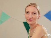 Ersties - Die flexible Skaterin Nattie verwöhnt ihre rasierte Muschi mit einem Vibrator 5/16