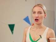 Ersties - Die flexible Skaterin Nattie verwöhnt ihre rasierte Muschi mit einem Vibrator 7/16