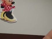 Me metí a mi cuarto y empecé a masturbarme mientras miro la camara