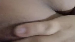 Masturbándome frente a la cámara en mi cama