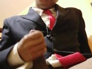 Chico se masturba después del trabajo para ti