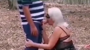 Moglie troia scopata nel culo da uno sconosciuto e squirta mentre fa un pompino al marito