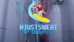 Buff builder wanks him self off in the shared shower