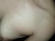 Señora Casada tirando leche y sudando sobre su Amigo