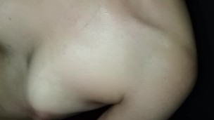 Señora Casada tirando leche y sudando sobre su Amigo