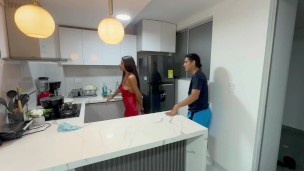 Sexo duro con mi rica hermanastra en la cocina y me pide que le llene su rico coño de mucho semen.