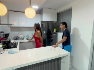 Sexo duro con mi rica hermanastra en la cocina y me pide que le llene su rico coño de mucho semen.