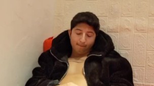 Twink esposado y sólo en su habitación masturbándose