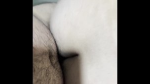 Espiando a mi Roomie universitaria y termino cogiendomela y dejándoselos adentro