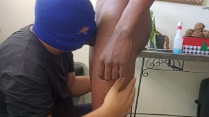 Le chupo la enorme y gruesa verga a mi vecino me la hace tragar entera.