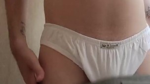 mojando la ropa interior se me marcan mis grandes nalgas y mi verga peluda