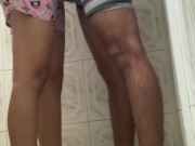 Sexo rapido en la ducha antes que lleguen sus padres 2/16
