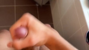 Jeune Blond Twink TomBarber se masturbe dans la salle de bain de sa grand mère.