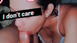 Le doy una rica mamada a mi vecino, mientras si novia no está.