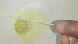 hombre desesperado pissing, erección matutina, primer plano