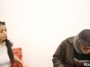 El abuelo le toma la medicion de temperatura anal a Rootsgaia 1/16