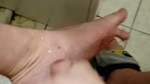 Je me branle et éjacule sur mes pieds