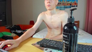 Jerking off with a friend via video call!