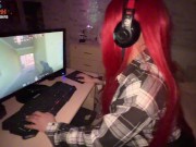 Трахнул геймершу раком во время игры