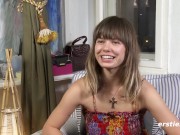 Ersties - Die ungezwungene Carla D masturbiert, während sie Porno schaut 12/16