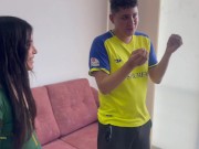 Mi pequeña hermanastra aprende a cabecear rico con mi dura polla y hace que me le venga en su boca.