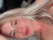 Com a bucetinha escorrendo loira safada se masturba até gozar 1/16