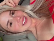 Com a bucetinha escorrendo loira safada se masturba até gozar 7/16