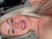 Com a bucetinha escorrendo loira safada se masturba até gozar 8/16