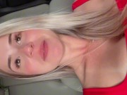 Com a bucetinha escorrendo loira safada se masturba até gozar 9/16