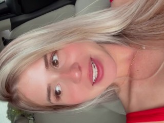 Com a bucetinha escorrendo loira safada se masturba até gozar