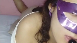 Chupando en la cama en calzones