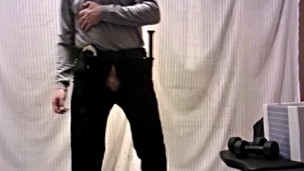 elevaciones frontales con mancuernas, uniforme de vigilante de suguridad, con polla por fuera