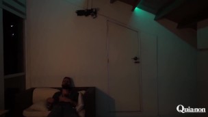 Electrizante escena de arte, seducción y modelaje con una increible latina pelirroja